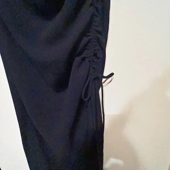 Elegant black dress. An absolute essential. Thick fabric. - Picture 3 of 5